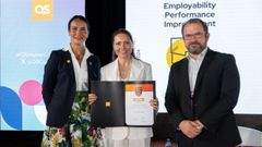 Ana Surez, vicerrectora de Internacionalizacin de la Universidad de Oviedo, en el medio de la foto, durante la recogida del premio