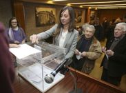Paloma Castro Rey, n�mero 2 de la lista, ayer, votando en la asamblea de los socialistas. 
