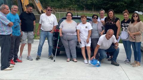 Vecinos de A Veiga, en A Bola, ante el Concello