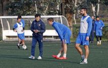 Luisito da instrucciones al juvenil Ram�n, novedad en la convocatoria, durante un entrenamiento. 