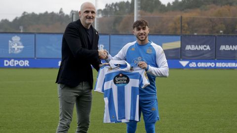 Mario Soriano posa con Adri� Altimira en la presentaci�n del lateral como nuevo jugador del D�por.