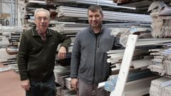 Jos� Luis Lamelas, padre e hijo, en la nave que desde 2009 funciona en el pol�gono cervense de Cu��a