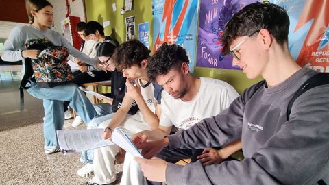 Alumnos justo antes del primer examen de selectividad en Vigo