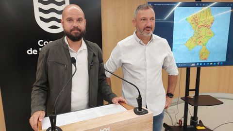 Los concejales del PSOE de Pontevedra Ivn Puentes y Marcos Rey, este mircoles, en el Concello