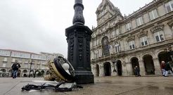 La pieza superior de una de las farolas de la plaza de Mar�a Pita termin� partida en el suelo.