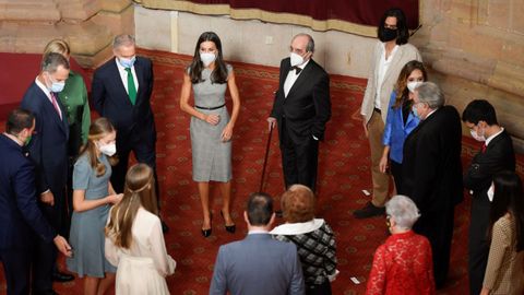 Los reyes, la princesa Leonor y la infanta Sofa con los galardonados de las medallas de Asturias
