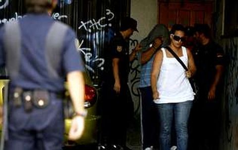Familiares de los detenidos trataron de impedir ayer que se les fotografiase a la llegada al juzgado |