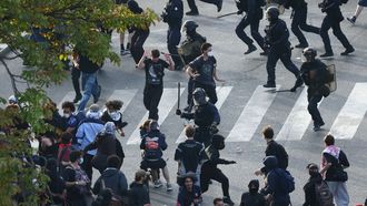 La polic�a antidisturbios francesa CRS carga contra los manifestantes durante los enfrentamientos en la Plaza de la Naci�n, en Par�s, en el transcurso de una protesta de estudiantes de secundaria y universitarios.