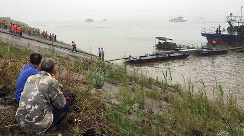 S�lo 17 de los 458 ocupantes del barco han sido rescatados, entre ellas el capit�n y el jefe de m�quinas, quienes han sido puestos a disposici�n policial.