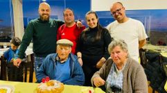 Jes�s Mart�nez Garc�a, �o taberneiro de Arra�, con su mujer Josefa Agu�n y sus nietos