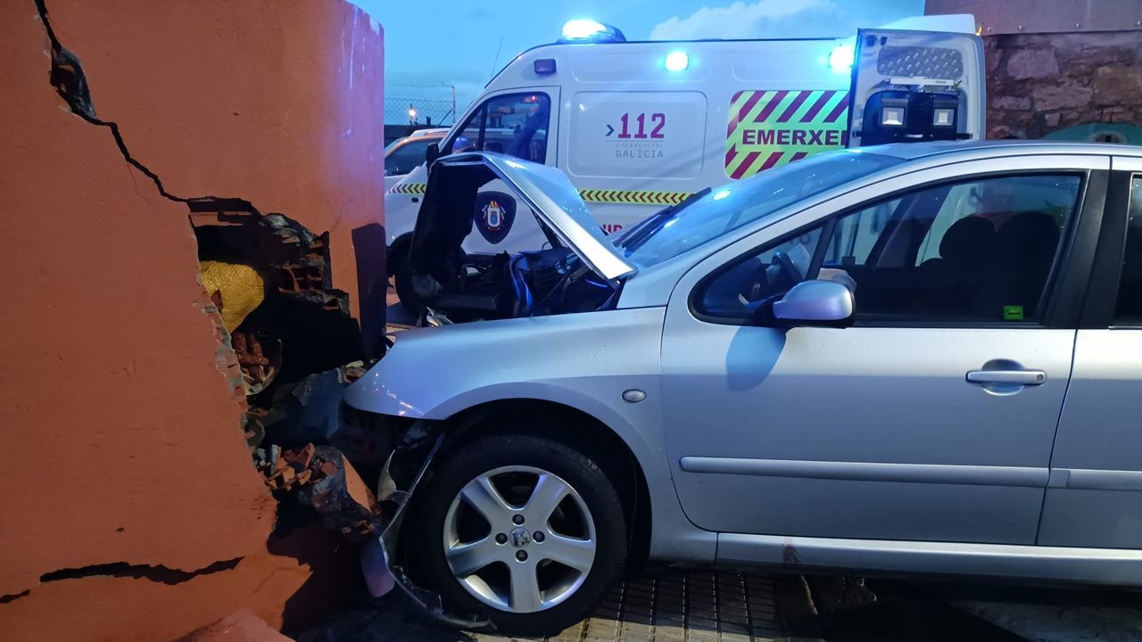 Un coche se sale de la vía y choca contra un muro en Cambados