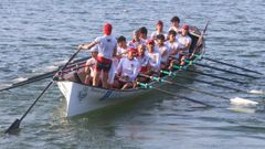 La trainera del Club do Mar de Mugardos entrenando antes de la regata del fin de semana