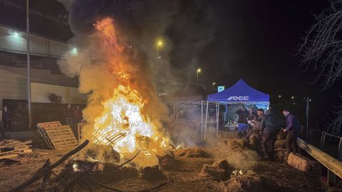 Han encendido fogatas para pasar la noche