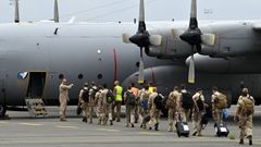 Militares espa�oles y ciudadanos afganos subiendo a bordo del avi�n militar para ser evacuados en el aeropuerto de Kabul