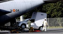 Operarios descargan el papam�vil en el aer�dromo militar de Santiago de Compostela.