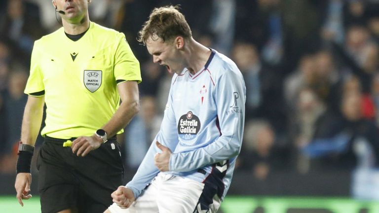 Williot Swedberg, celebrando su gol con el Celta ante el PAOK este jueves en Bala�dos.