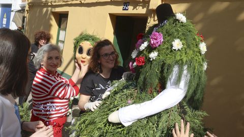 Confecci�n de un maio en Canido, el a�o pasado.