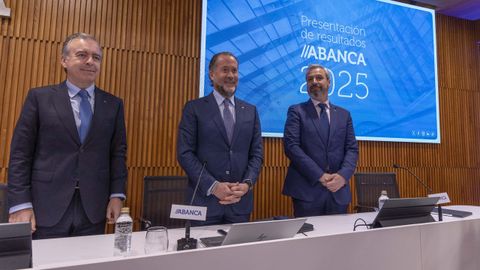 El consejero ejecutivo, Francisco Botas (izquierda), el presidente, Juan Carlos Escotet (centro) y el director financiero, Alberto De Francisco (derecha), durante la presentaci�n de los resultados de Abanca en Santiago.