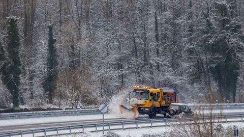 Una m�quina quitanieves limpia la carretera a la altura de Aller
