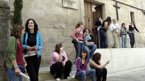 Alumnos de Historia del Arte de la Universidad de Oviedo, en la puerta del museo a la espera de entrar para visitarlo, en una foto del ao 2007