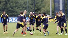 Los jugadores del Deportivo, durante un entrenamiento en Abegondo