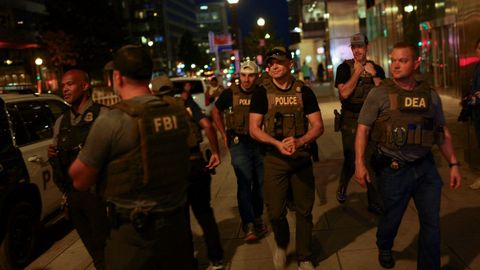 Agenes de la DEA y la policía patrullan cerca de Navy Yard, tras la toma de control federal del Departamento de Policía Metropolitana de Washington.