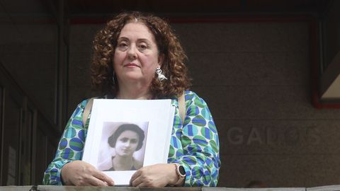 Amada Toimil, nieta de Amada Garc�a, ense�a la foto de su abuela en los Juzgados de Ferrol.