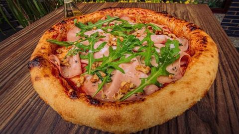 La pizzería familiar, Vesta, elabora la mejor pizza de Asturias. De estilo napolitano está dedicada a la Diosa Greco Romana de su nombre homónimo