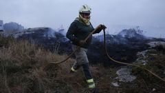 Labores de extinci�n en el incendio del monte San Pedro