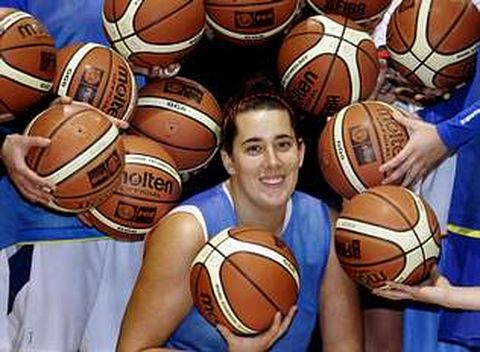 Aitana Cuevas, ayer durante su primera toma de contacto con su cuarto equipo en la LF 2.