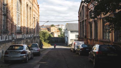 Uno de los viales internos de la f�brica de armas de La Vega, en Oviedo 