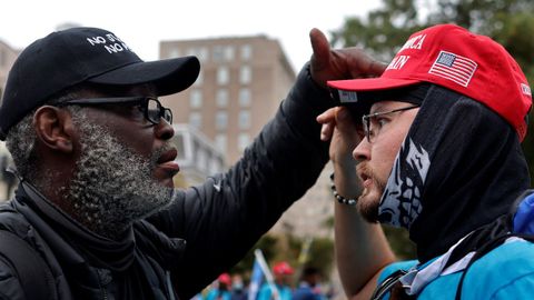 Un hombre interpela a un seguidor de Trump en las inmediaciones de la Casa Blanca