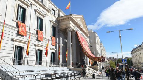 Imagen de la Puerta de los Leones del Congreso con el baldaquino y los tapices de gala