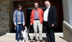 Ram�n Freire, con su border collie, entre una concejala y el alcalde