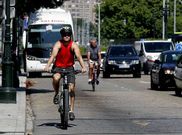 Dos ciclistas pasean por las calles de Vigo, ciudad donde no hay sistema de alquiler.