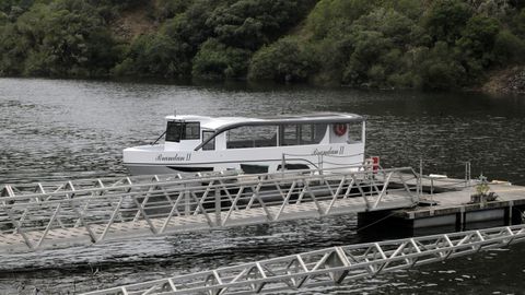 Un barco turstico del can del Sil, de traccin hbrida, que de momento solo puede utilizar el motor disel a falta de un punto de recarga