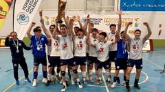 El conjunto juvenil, tras ganar el campeonato de Galicia.