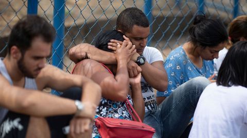 Familiares de desaparecidos esperan informaci�n en el centro de coordinaci�n organizado por el gobierno del estado de Minas Gerais