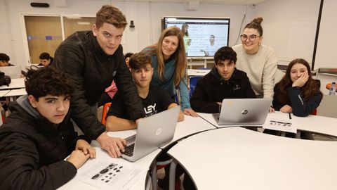 El equipo de alumnos de Mantemento de vehculos, con Mara del Puerto Blanco y Elena Lourido