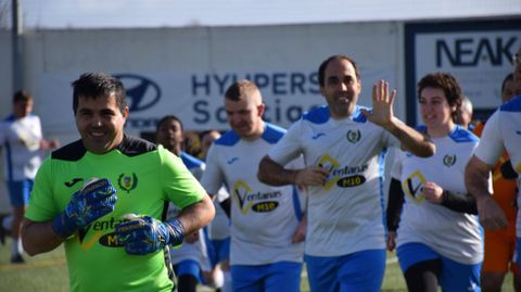 Jugadores del Genuine Calo en su primer partido, un amistoso frente al Dpor celebrado este domingo en el campo de Rebordelo (Teo), que ser una de las sedes para disputar los encuentros de A Nosa Champions, un campeonato que se disputa en concentraciones en la casa de cada uno de los clubes, como si fuera un torneo.