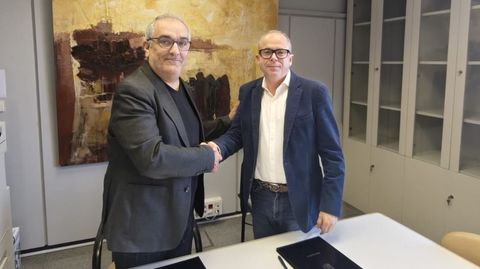 El diputado provincial de Patrimonio y Contrataci�n, Xos� Lu�s Penas, firm� el convenio con el alcalde de Tordoia, Antonio Pereiro (derecha)