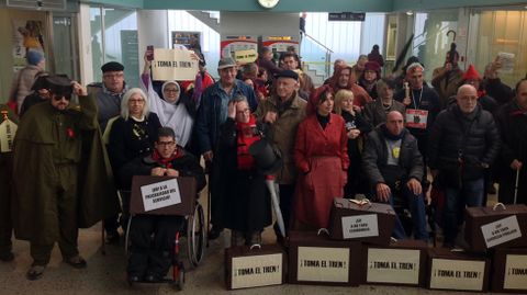 El grupo de viajeros de SOS Tren Asturias, en la estaci�n de Gij�n