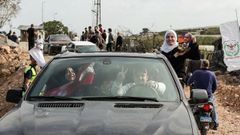 Una caravana de libaneses se dirige al sur tras el alto el fuego.