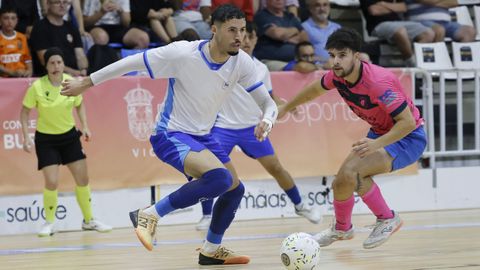 Raid conduce el bal�n en un lance del partido del mi�rcoles contra el Ribeira.