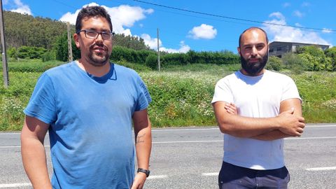 José Vicente Ríos Fojo (izquierda), albañil ortigueirés asentado en Cedeira, e Iván López Díaz, albañil y pintor cedeirés, llevan dos años colaborando en las obras