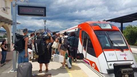 Un grupo de festivaleros a punto de subirse al tren, ayer a mediod�a en la estaci�n de Ortigueira