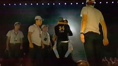 As� consigui� subirse al escenario la fan de Enrique Iglesias