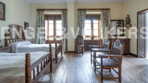 Vista del interior de la casa en San Cucao (Llanera) que vende la familia Franco