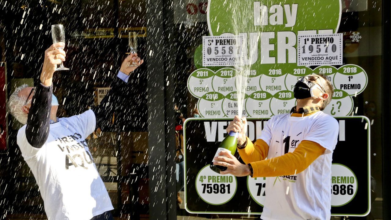 El X de la Suerte de O Porriño, conocido como el Doña Manolita gallego, reparte el primer premio y el segundo del sorteo de El Niño