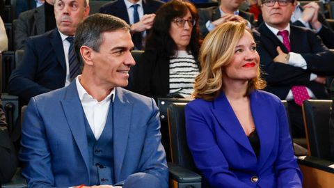 El presidente del Gobierno, Pedro S�nchez, y Pilar Alegr�a, en un acto en Madrid el pasado diciembre.